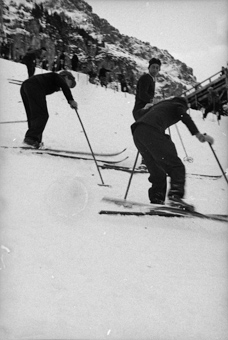 Skispringen: Skifahrer beim Präparieren oder Ausbessern der Piste