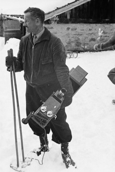 Mann mit Telefonapparat auf den Gelände des Skispringens
