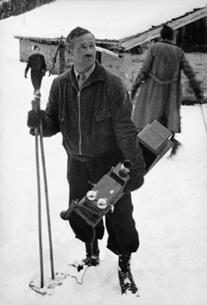 Mann mit Telefonapparat auf den Gelände des Skispringens