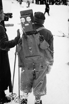 Die Telefon-Apparate wurden vermutlich als Kontakt zwischen Start und Ziel der Sprungschanze installiert