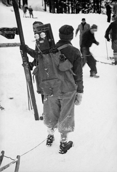 Die Telefon-Apparate wurden vermutlich als Kontakt zwischen Start und Ziel der Sprungschanze installiert