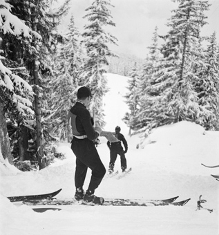 Zwei Skispringer oben am Start der Sprungschanze