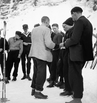 Vermutlich Resultatverkündigung an Teilnehmer des Springens