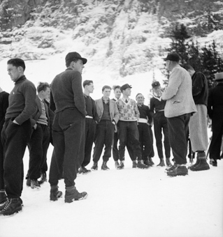 Menschengruppe am Skispringen
