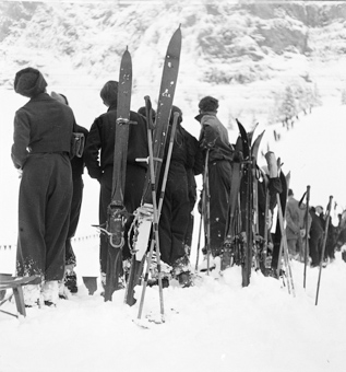 Zuschauer an Skispringen, den Hang hochblickend