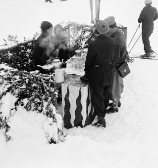 Getränkestand mit heissem Tee an Skispringen