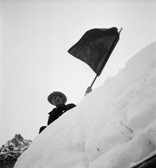 Mann mit Anzeige-Flagge an Skispringen