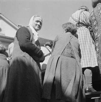 Bewohnerinnen des Armenhauses versammeln sich für das Sonntagskonzert