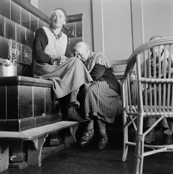 Bewohnerinnen beim Kachelofen im Armenhaus