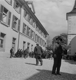 Bewohner des Armenhauses warten auf ein Sonntagskonzert