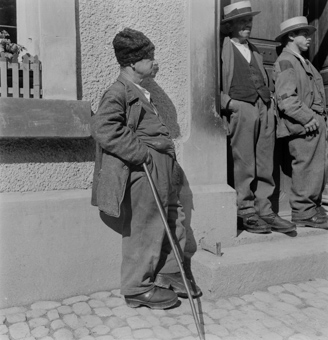 Bewohner vor dem Armenhaus bei einem Sonntagskonzert