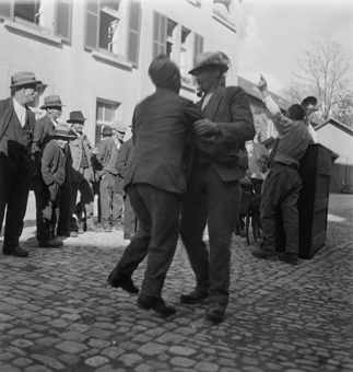 Ein Tänzchen vor dem Armenhaus bei einem Sonntagskonzert