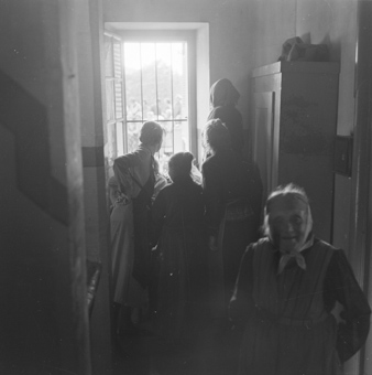 Bewohnerinnen am Fenster des Armenhauses 