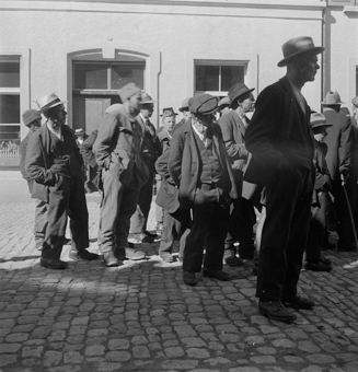 Bewohner des Armenhauses bei einem Sonntagskonzert