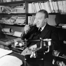 Der Genfer Schriftsteller und Journalist P. Chaponnière in seinem Arbeitszimmer