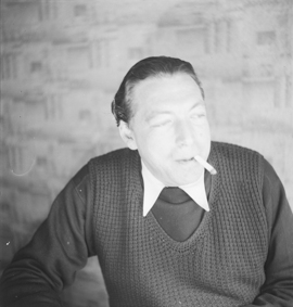 Der Genfer Schriftsteller und Journalist P. Chaponnière in seinem Arbeitszimmer