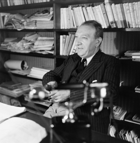 Der Genfer Schriftsteller und Journalist P. Chaponnière in seinem Arbeitszimmer