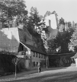 An die Wand des Steinbruchs wurde ein kleines Haus angebaut