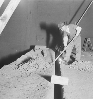 Steinbrecher bei der Bearbeitung der Sandsteinoberfläche