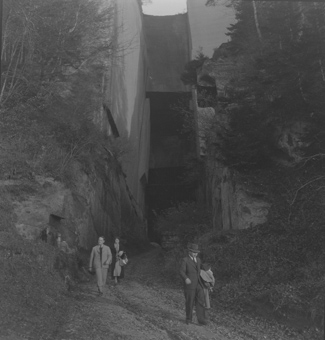 Besucher auf einem Waldweg beim Verlassen des Steinbruchs