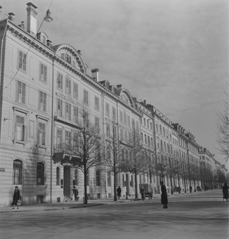 Bundesgasse auf der Höhe der Kleinen Schanze, links im Bild Haus Bundesgasse 30 mit Treppeneingang, Passanten
