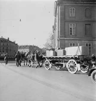 Fuhrwerk beim Einbiegen auf den Bubenbergplatz, rechts das Generationenhaus