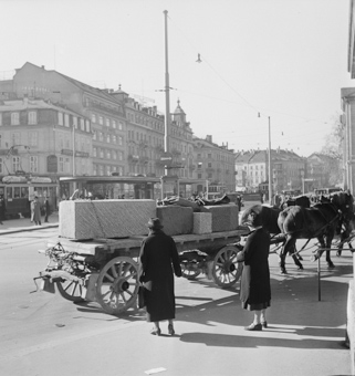 Im Hintergrund Tram, Tramhäuschen, Hotel Jura und Hotel City, am rechten Bildrand das Generationenhaus