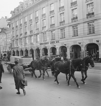 Fuhrwerk unterwegs in der Spitalgasse Richtung Bubenbergplatz, dahinter das Warenhaus Loeb