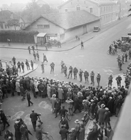 Unruhen von Genf 1932: Absperrung der Strassen zur Kaserne durch Soldaten, Schaulustige