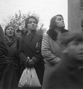 Unruhen von Genf 1932: Drei Frauen neben  vorbeiziehendem Trauerzug