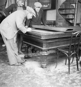 Unruhen von Genf 1932: Männer in Restaurant mit Billardtisch