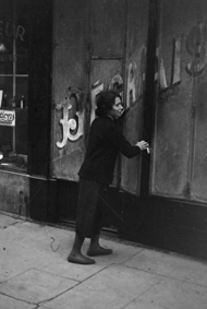 Unruhen von Genf 1932: Frau verriegelt ihr Ladengeschäft