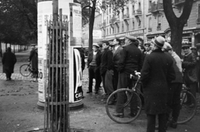 Unruhen von Genf 1932: Schaulustige bei einer Strassensperre