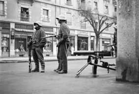 Unruhen von Genf 1932: Soldaten bei einer Strassensperre 