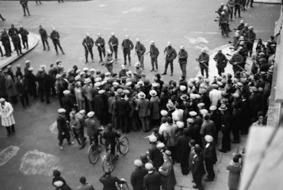 Unruhen von Genf 1932: Soldaten und Schaulustige bei einer Strassensperre