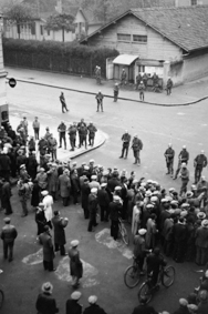 Unruhen von Genf 1932: Soldaten, Passanten und Schaulustige bei einer Strassensperre