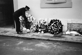 Unruhen von Genf 1932: Trauerkränze und Blumen für getötete Demonstranten