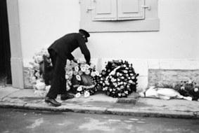 Unruhen von Genf 1932: Trauerkränze und Blumen für getötete Demonstranten