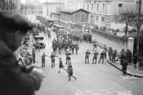 Unruhen von Genf 1932: Strassensperre bei der Kaserne