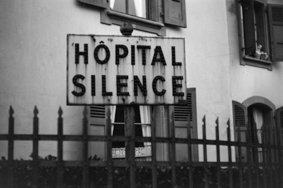 Hôpital cantonal de Genève, Hinweisschild «HOPITAL SILENCE»