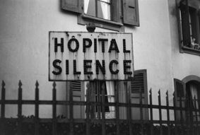 Hôpital cantonal de Genève, Hinweisschild «HOPITAL SILENCE»