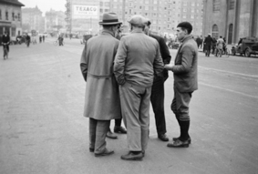 Unruhen von Genf 1932: Vier Männer diskutieren auf dem Boulevard du Pont d'Arve