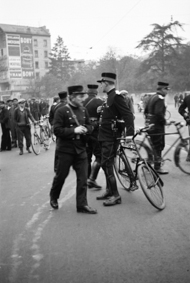 Unruhen von Genf 1932: Polizisten mit Fahrrädern auf dem Boulevard du Pont d'Arve