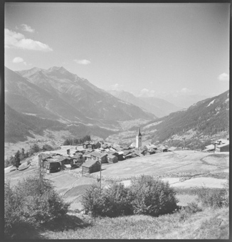 Panorama-Ansicht vom Dorf mit dem Tal im Hintergrund