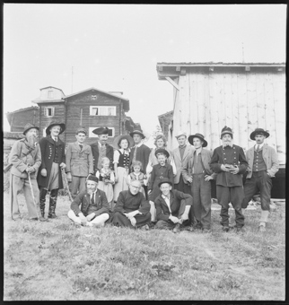 Gruppenfoto des kostümierten Theaterensembles im Freien hinter der Bühne