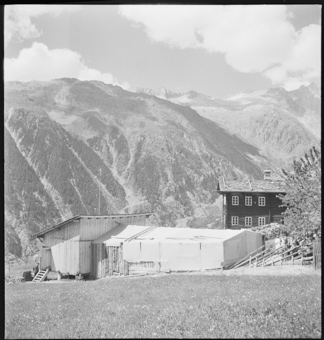 Seitenansicht des Theaters, im Hintergrund Berge