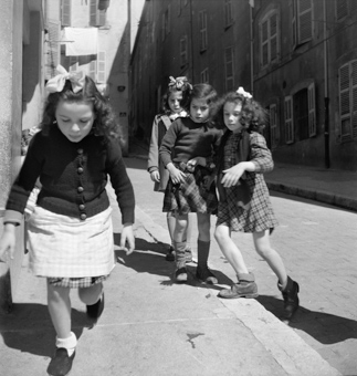 Vier Mädchen beim Spielen auf einer Strasse