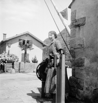 Barrierenwärterin beim Kurbeln der Barriere