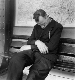 Nickerchen in einer Metrostation in Paris