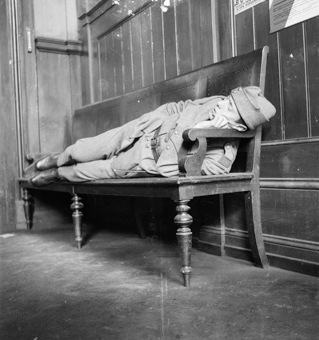 Nickerchen im Wartsaal